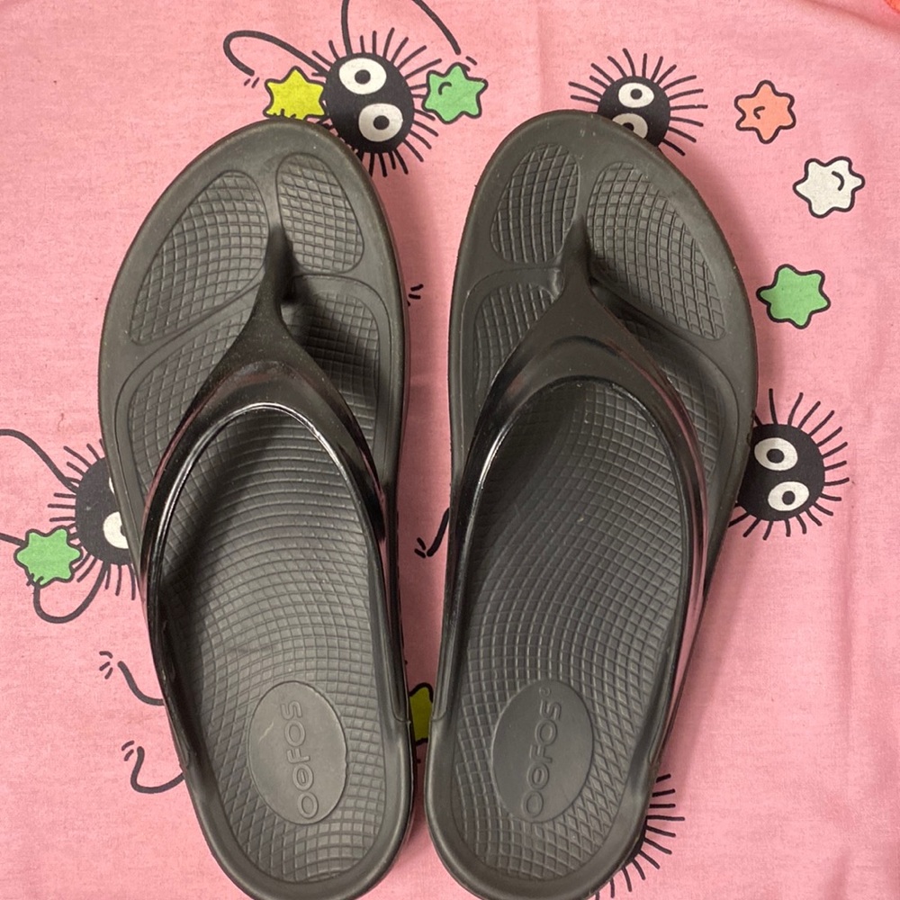Oofos black sandals women’s size 8